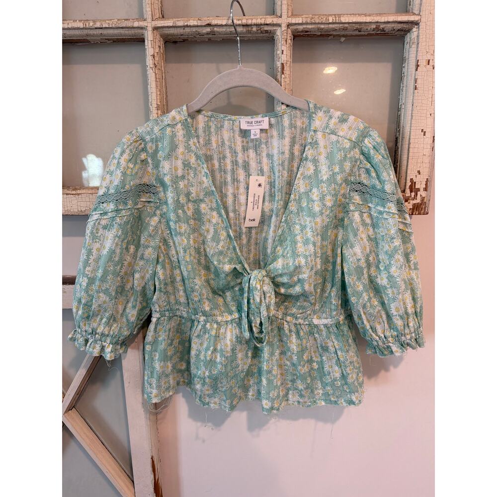 True Craft size small teal top with daises